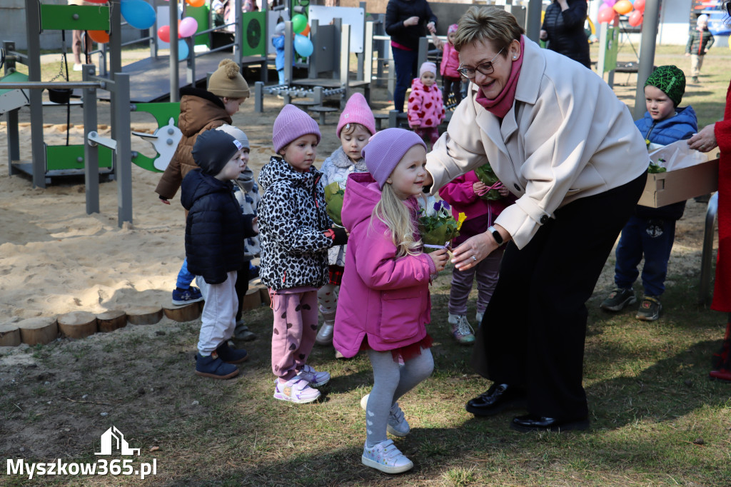 Fotorelacja: Nowe place zabaw przy Żłobkach Gminnych w Poraju i Żarkach-Letnisku