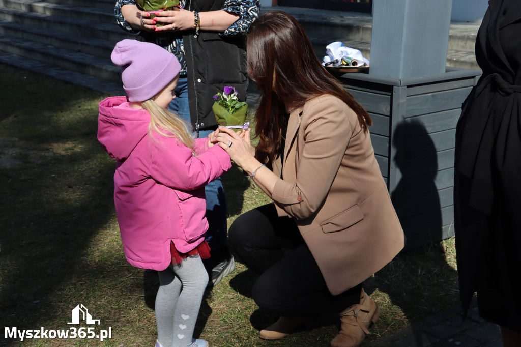 Fotorelacja: Nowe place zabaw przy Żłobkach Gminnych w Poraju i Żarkach-Letnisku