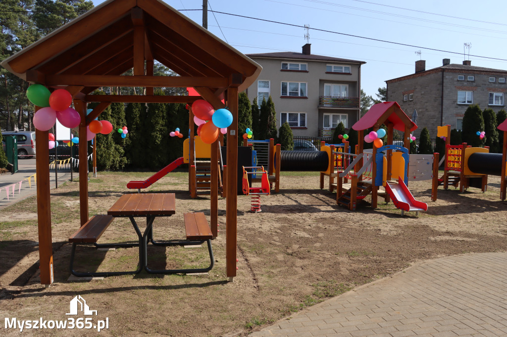 Fotorelacja: Nowe place zabaw przy Żłobkach Gminnych w Poraju i Żarkach-Letnisku