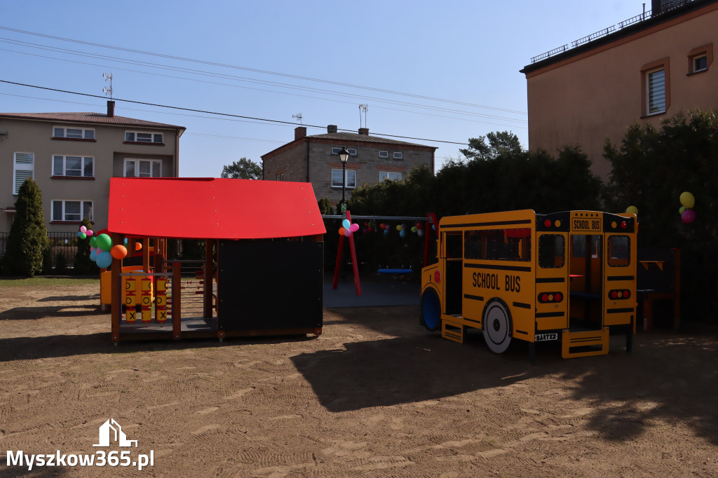 Fotorelacja: Nowe place zabaw przy Żłobkach Gminnych w Poraju i Żarkach-Letnisku