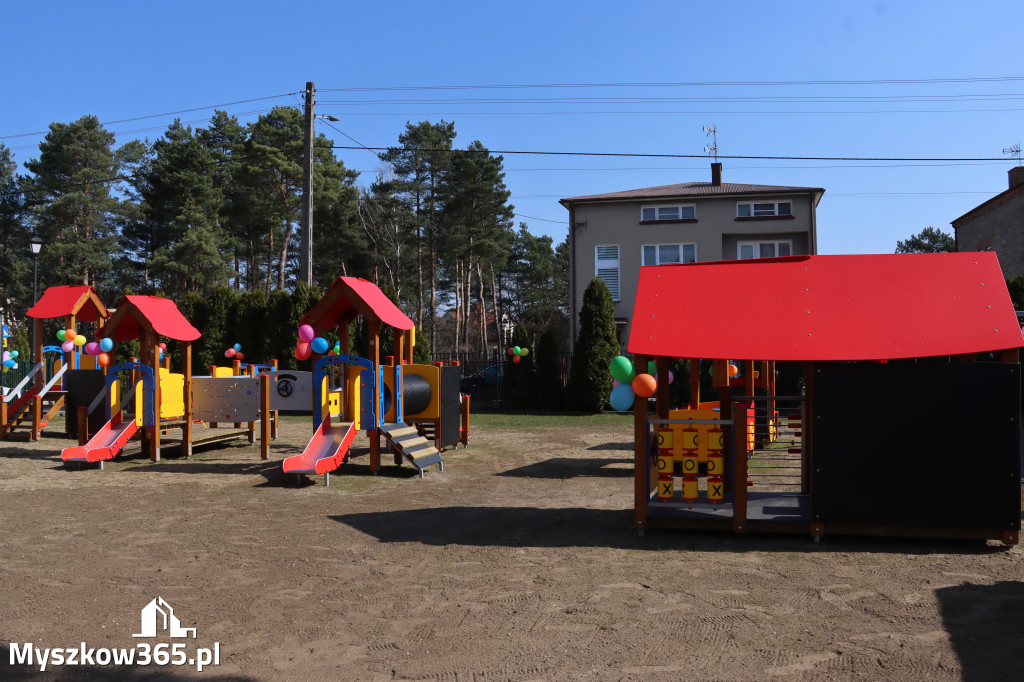 Fotorelacja: Nowe place zabaw przy Żłobkach Gminnych w Poraju i Żarkach-Letnisku