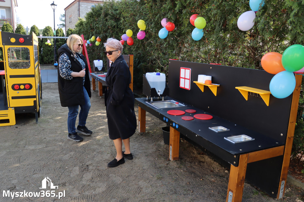 Fotorelacja: Nowe place zabaw przy Żłobkach Gminnych w Poraju i Żarkach-Letnisku