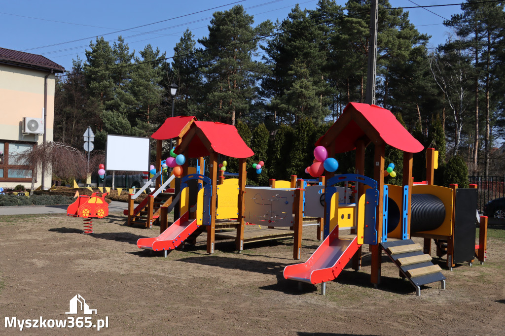 Fotorelacja: Nowe place zabaw przy Żłobkach Gminnych w Poraju i Żarkach-Letnisku