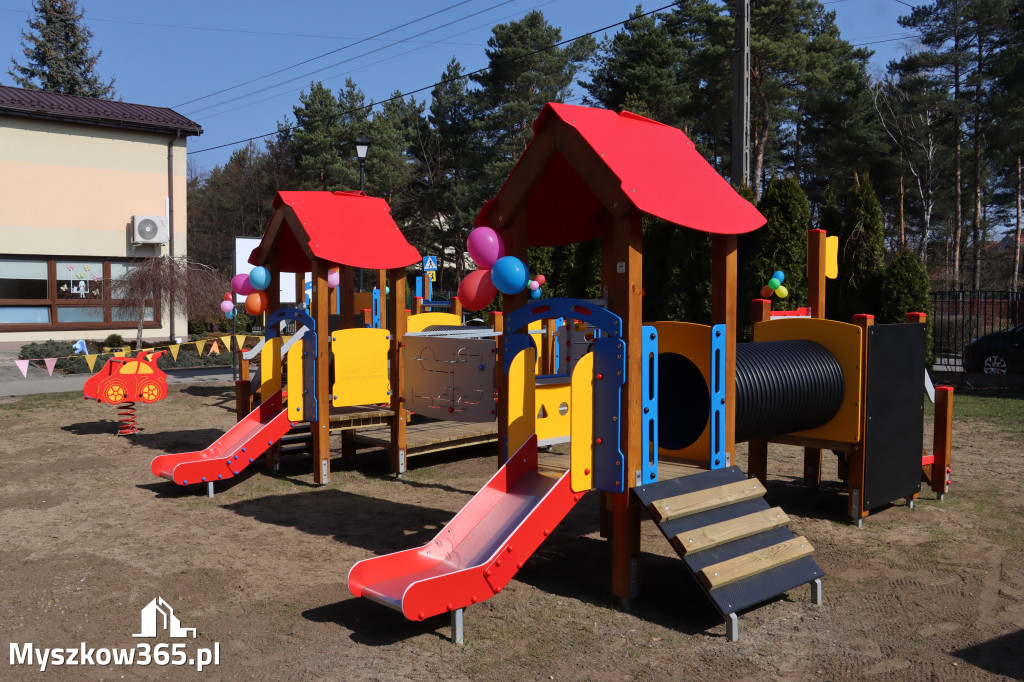 Fotorelacja: Nowe place zabaw przy Żłobkach Gminnych w Poraju i Żarkach-Letnisku