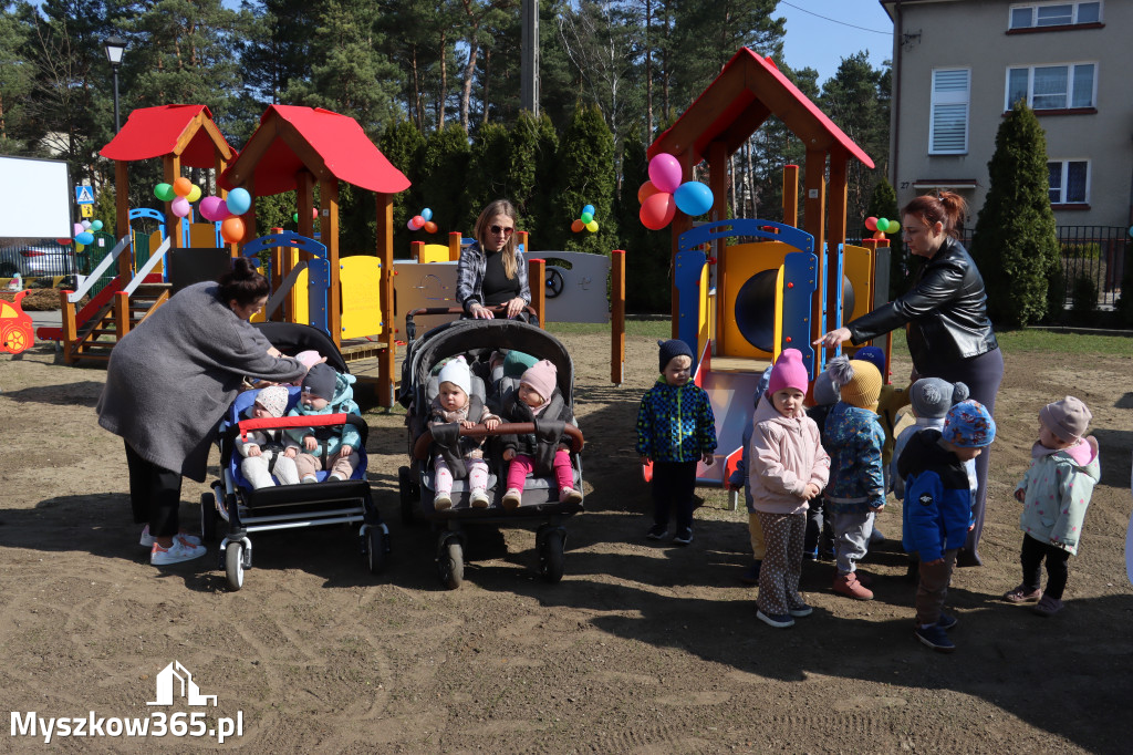 Fotorelacja: Nowe place zabaw przy Żłobkach Gminnych w Poraju i Żarkach-Letnisku