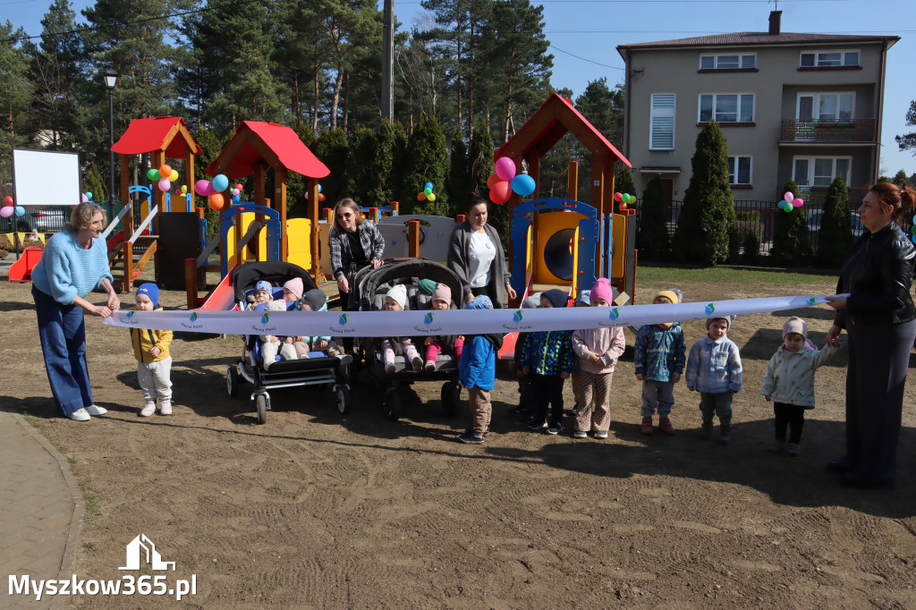 Fotorelacja: Nowe place zabaw przy Żłobkach Gminnych w Poraju i Żarkach-Letnisku