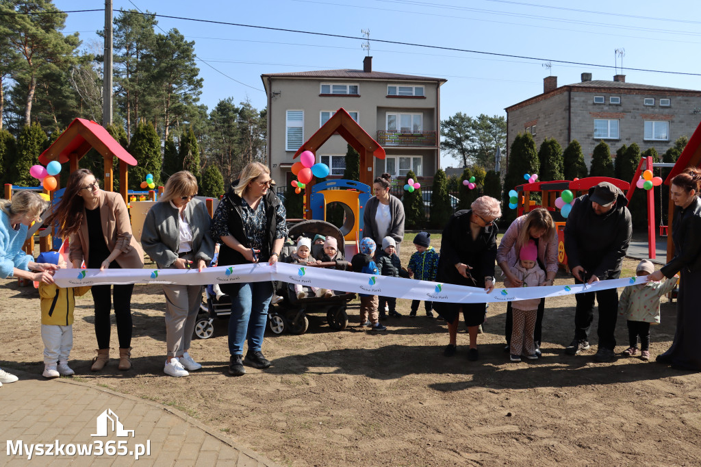 Fotorelacja: Nowe place zabaw przy Żłobkach Gminnych w Poraju i Żarkach-Letnisku