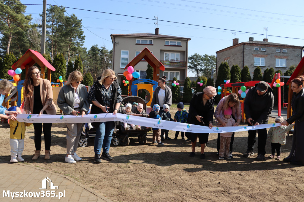 Fotorelacja: Nowe place zabaw przy Żłobkach Gminnych w Poraju i Żarkach-Letnisku