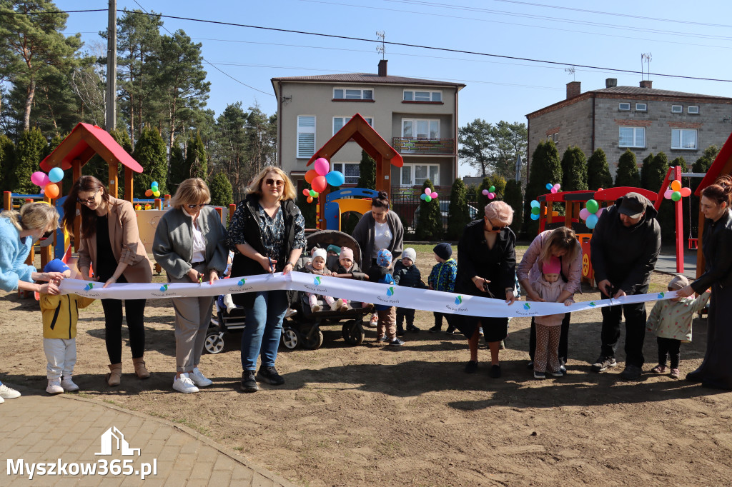 Fotorelacja: Nowe place zabaw przy Żłobkach Gminnych w Poraju i Żarkach-Letnisku