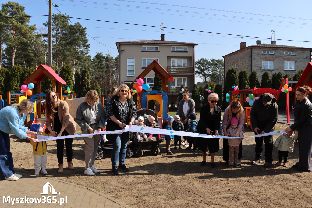Fotorelacja: Nowe place zabaw przy Żłobkach Gminnych w Poraju i Żarkach-Letnisku