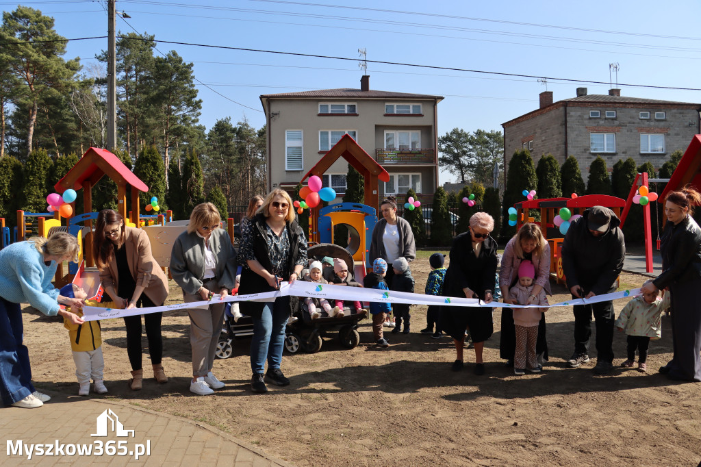 Fotorelacja: Nowe place zabaw przy Żłobkach Gminnych w Poraju i Żarkach-Letnisku