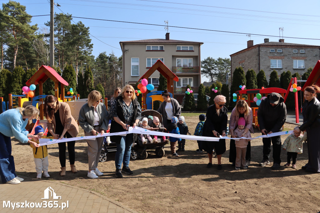 Fotorelacja: Nowe place zabaw przy Żłobkach Gminnych w Poraju i Żarkach-Letnisku