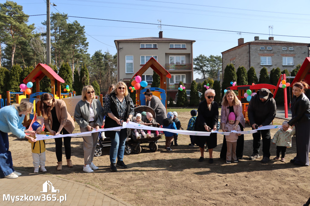 Fotorelacja: Nowe place zabaw przy Żłobkach Gminnych w Poraju i Żarkach-Letnisku