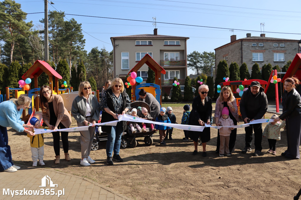 Fotorelacja: Nowe place zabaw przy Żłobkach Gminnych w Poraju i Żarkach-Letnisku