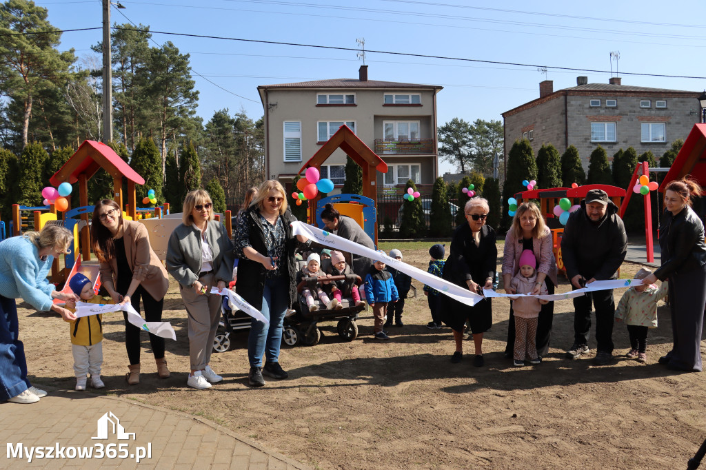 Fotorelacja: Nowe place zabaw przy Żłobkach Gminnych w Poraju i Żarkach-Letnisku