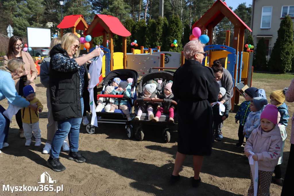 Fotorelacja: Nowe place zabaw przy Żłobkach Gminnych w Poraju i Żarkach-Letnisku