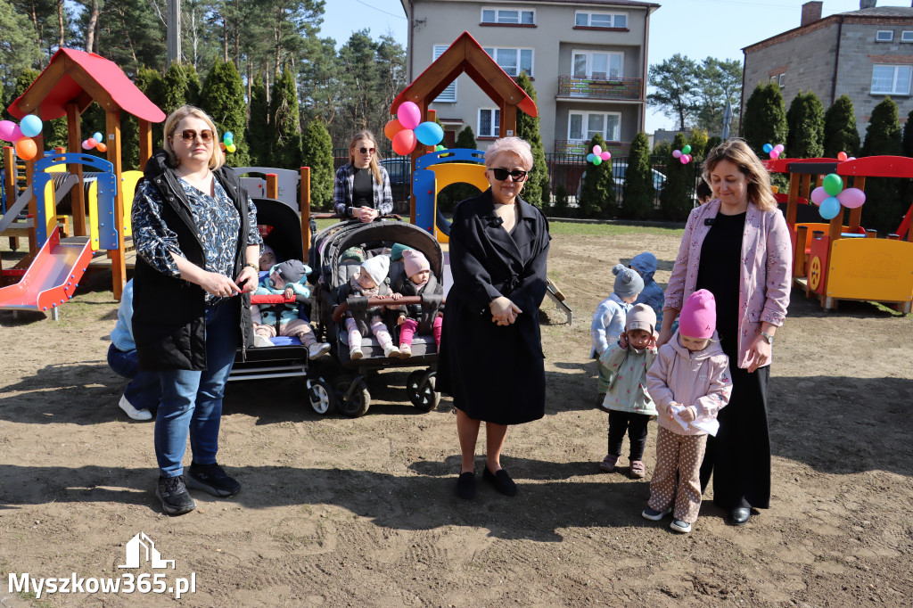 Fotorelacja: Nowe place zabaw przy Żłobkach Gminnych w Poraju i Żarkach-Letnisku
