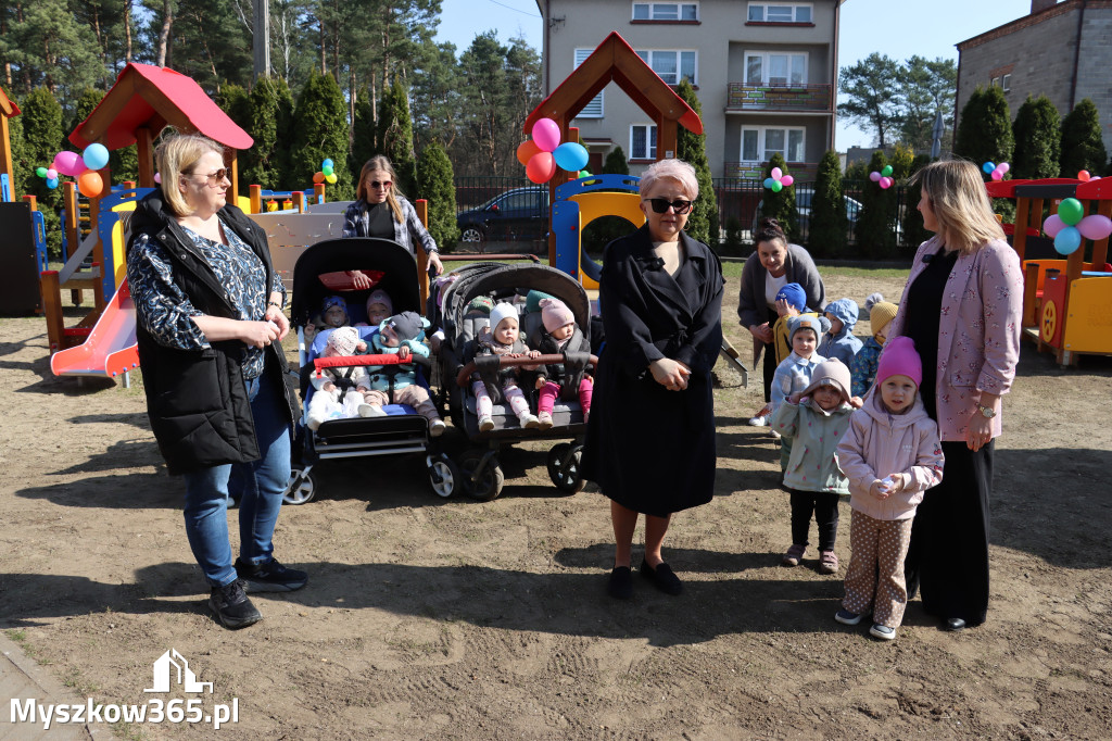 Fotorelacja: Nowe place zabaw przy Żłobkach Gminnych w Poraju i Żarkach-Letnisku