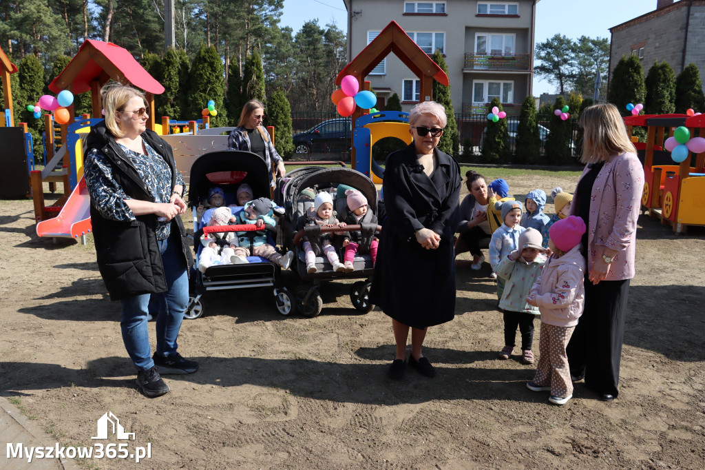 Fotorelacja: Nowe place zabaw przy Żłobkach Gminnych w Poraju i Żarkach-Letnisku