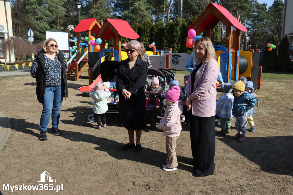 Fotorelacja: Nowe place zabaw przy Żłobkach Gminnych w Poraju i Żarkach-Letnisku