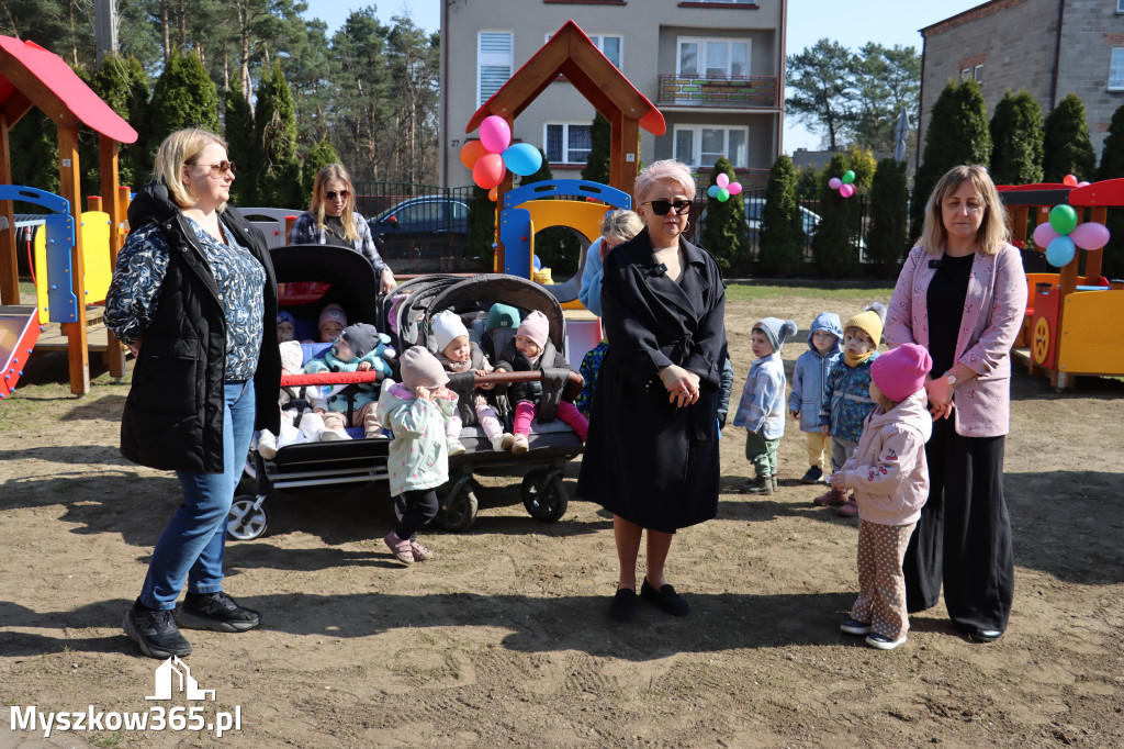 Fotorelacja: Nowe place zabaw przy Żłobkach Gminnych w Poraju i Żarkach-Letnisku