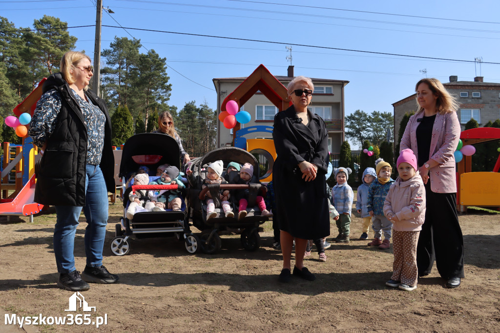 Fotorelacja: Nowe place zabaw przy Żłobkach Gminnych w Poraju i Żarkach-Letnisku