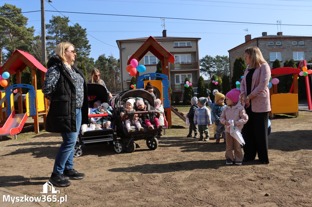Fotorelacja: Nowe place zabaw przy Żłobkach Gminnych w Poraju i Żarkach-Letnisku