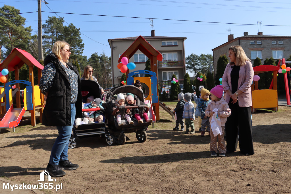 Fotorelacja: Nowe place zabaw przy Żłobkach Gminnych w Poraju i Żarkach-Letnisku
