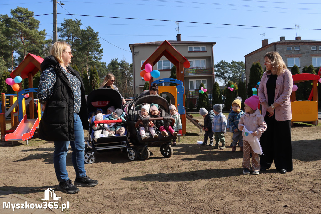 Fotorelacja: Nowe place zabaw przy Żłobkach Gminnych w Poraju i Żarkach-Letnisku
