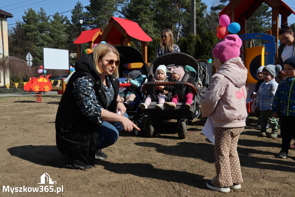 Fotorelacja: Nowe place zabaw przy Żłobkach Gminnych w Poraju i Żarkach-Letnisku