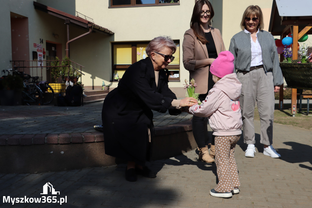 Fotorelacja: Nowe place zabaw przy Żłobkach Gminnych w Poraju i Żarkach-Letnisku