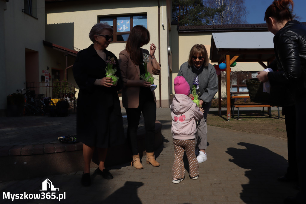 Fotorelacja: Nowe place zabaw przy Żłobkach Gminnych w Poraju i Żarkach-Letnisku