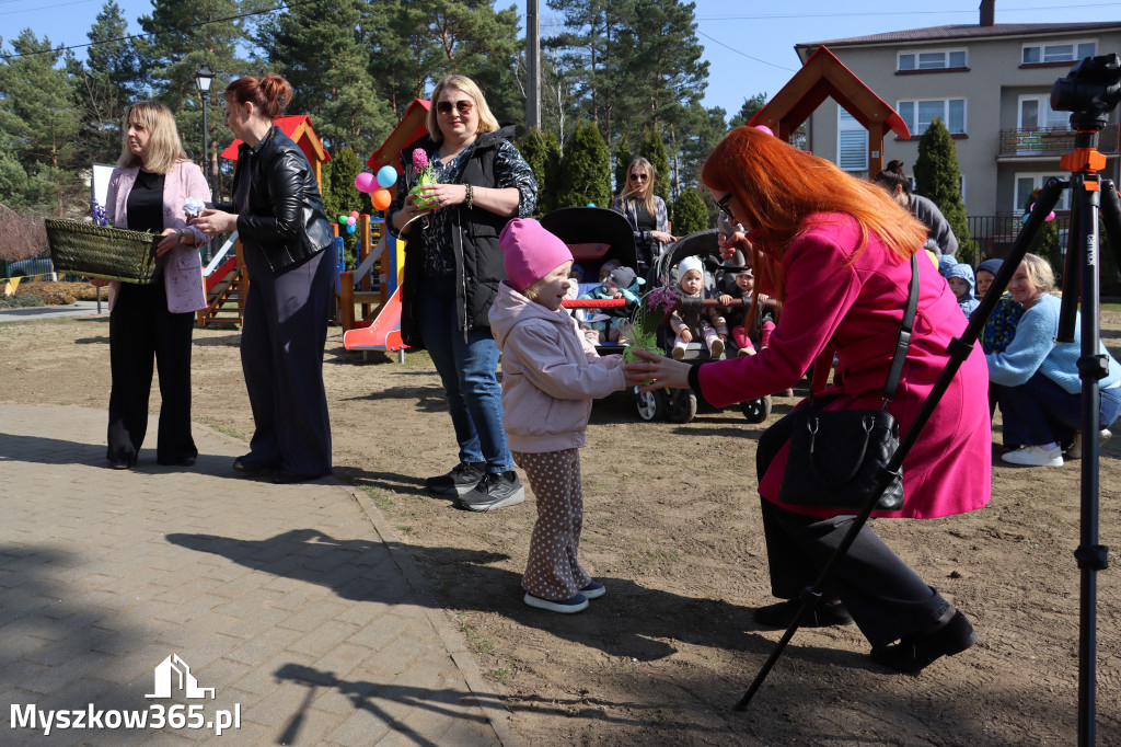 Fotorelacja: Nowe place zabaw przy Żłobkach Gminnych w Poraju i Żarkach-Letnisku
