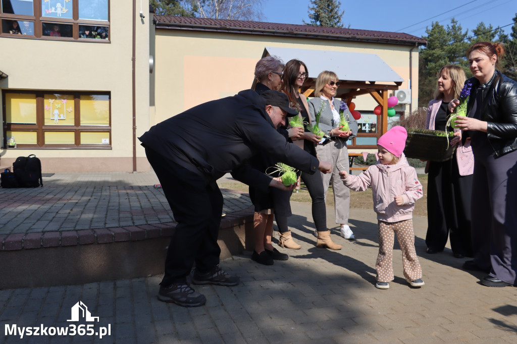Fotorelacja: Nowe place zabaw przy Żłobkach Gminnych w Poraju i Żarkach-Letnisku