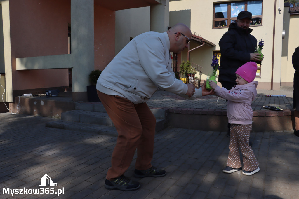 Fotorelacja: Nowe place zabaw przy Żłobkach Gminnych w Poraju i Żarkach-Letnisku