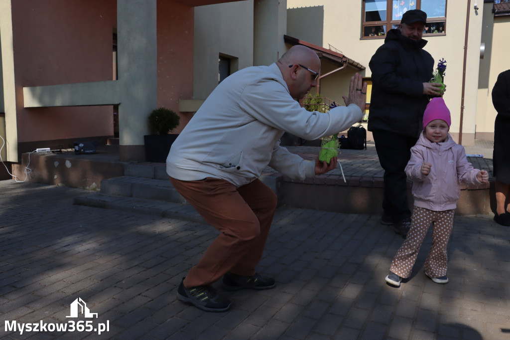 Fotorelacja: Nowe place zabaw przy Żłobkach Gminnych w Poraju i Żarkach-Letnisku