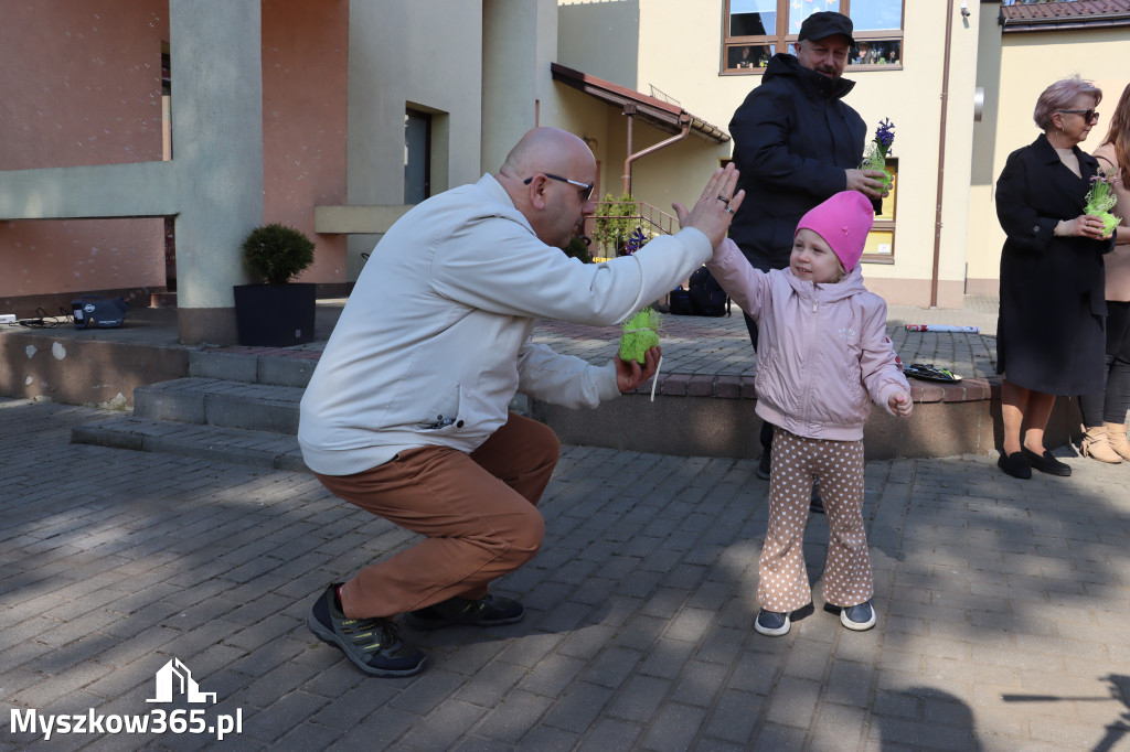Fotorelacja: Nowe place zabaw przy Żłobkach Gminnych w Poraju i Żarkach-Letnisku