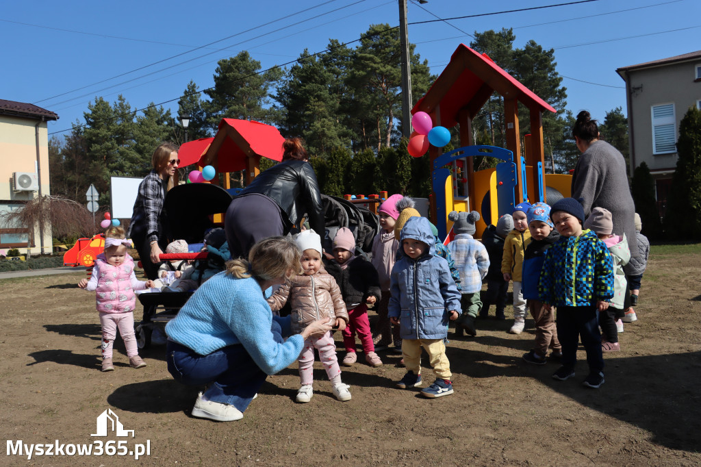 Fotorelacja: Nowe place zabaw przy Żłobkach Gminnych w Poraju i Żarkach-Letnisku