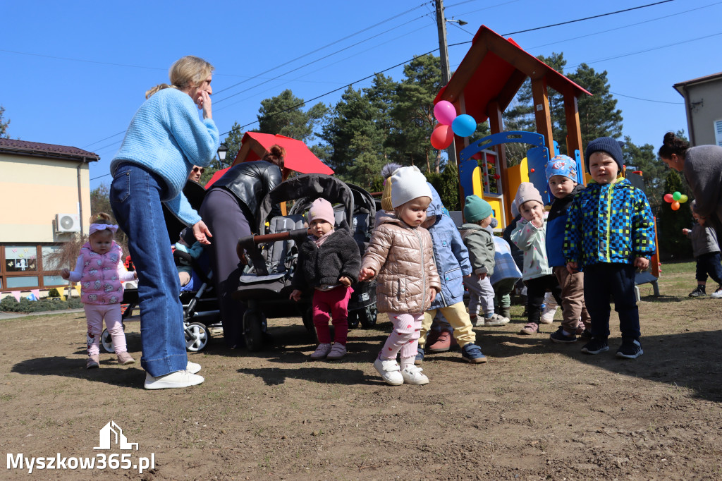Fotorelacja: Nowe place zabaw przy Żłobkach Gminnych w Poraju i Żarkach-Letnisku