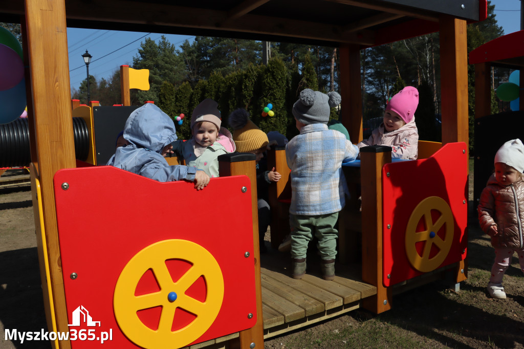 Fotorelacja: Nowe place zabaw przy Żłobkach Gminnych w Poraju i Żarkach-Letnisku