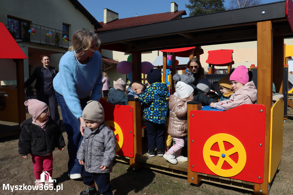 Fotorelacja: Nowe place zabaw przy Żłobkach Gminnych w Poraju i Żarkach-Letnisku