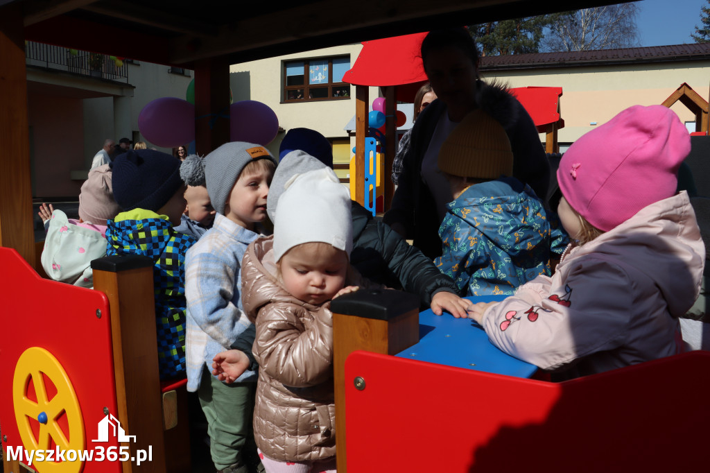 Fotorelacja: Nowe place zabaw przy Żłobkach Gminnych w Poraju i Żarkach-Letnisku