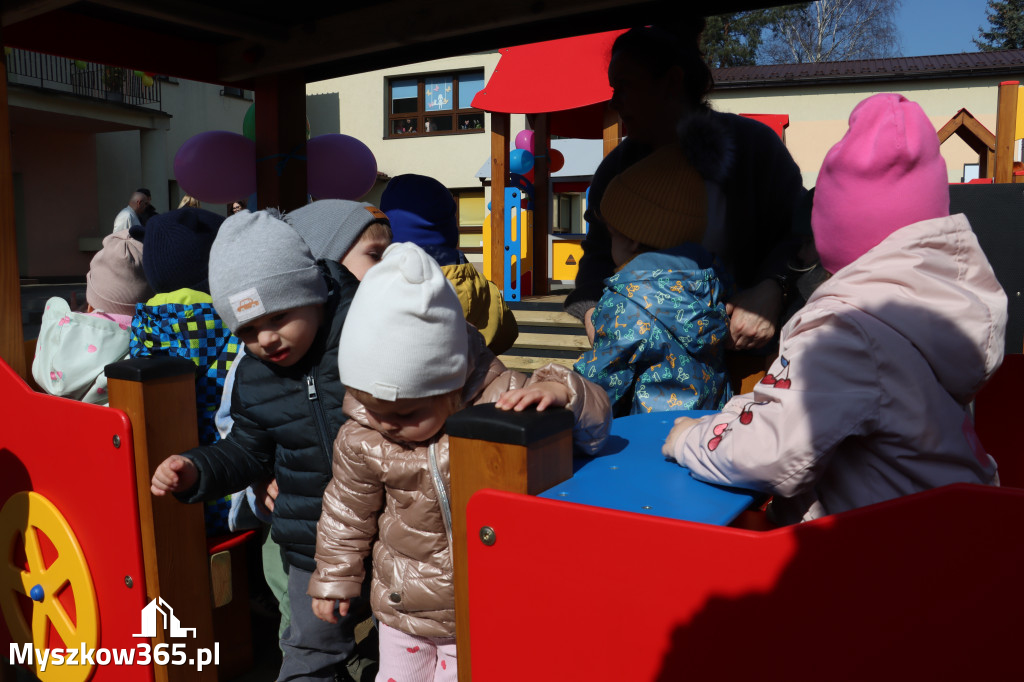 Fotorelacja: Nowe place zabaw przy Żłobkach Gminnych w Poraju i Żarkach-Letnisku