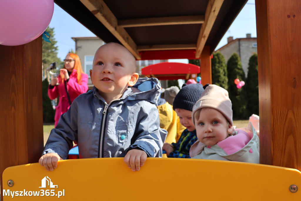 Fotorelacja: Nowe place zabaw przy Żłobkach Gminnych w Poraju i Żarkach-Letnisku