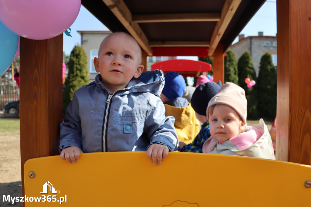 Fotorelacja: Nowe place zabaw przy Żłobkach Gminnych w Poraju i Żarkach-Letnisku