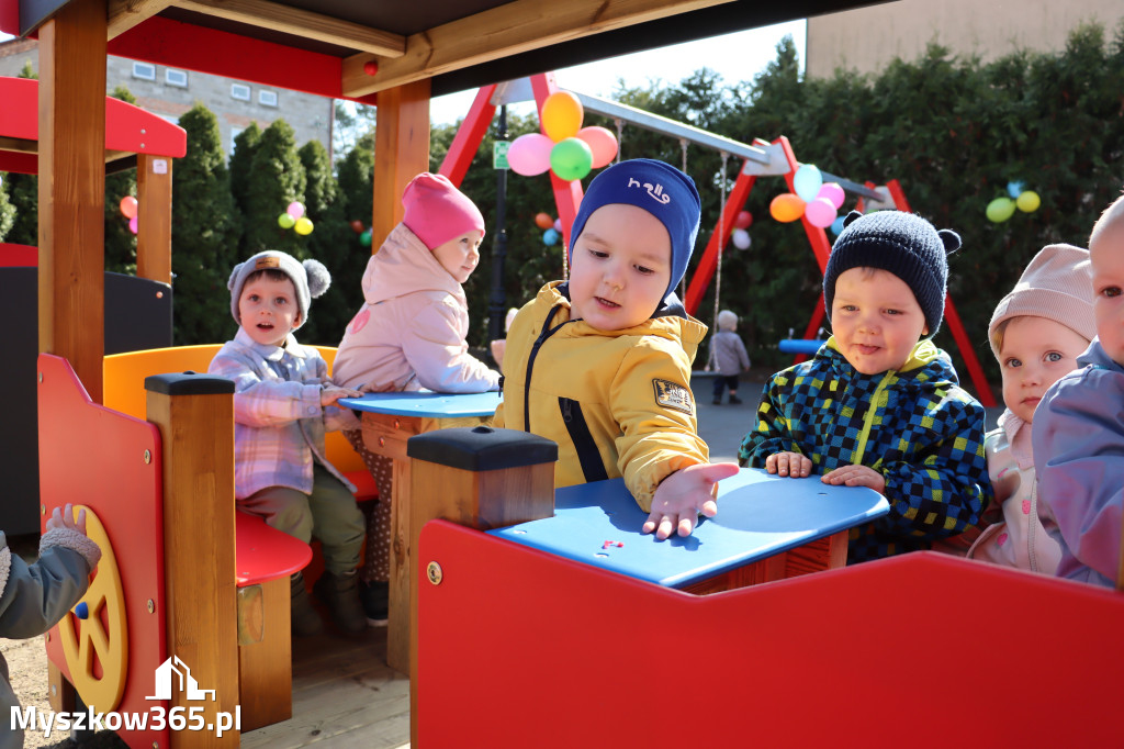 Fotorelacja: Nowe place zabaw przy Żłobkach Gminnych w Poraju i Żarkach-Letnisku