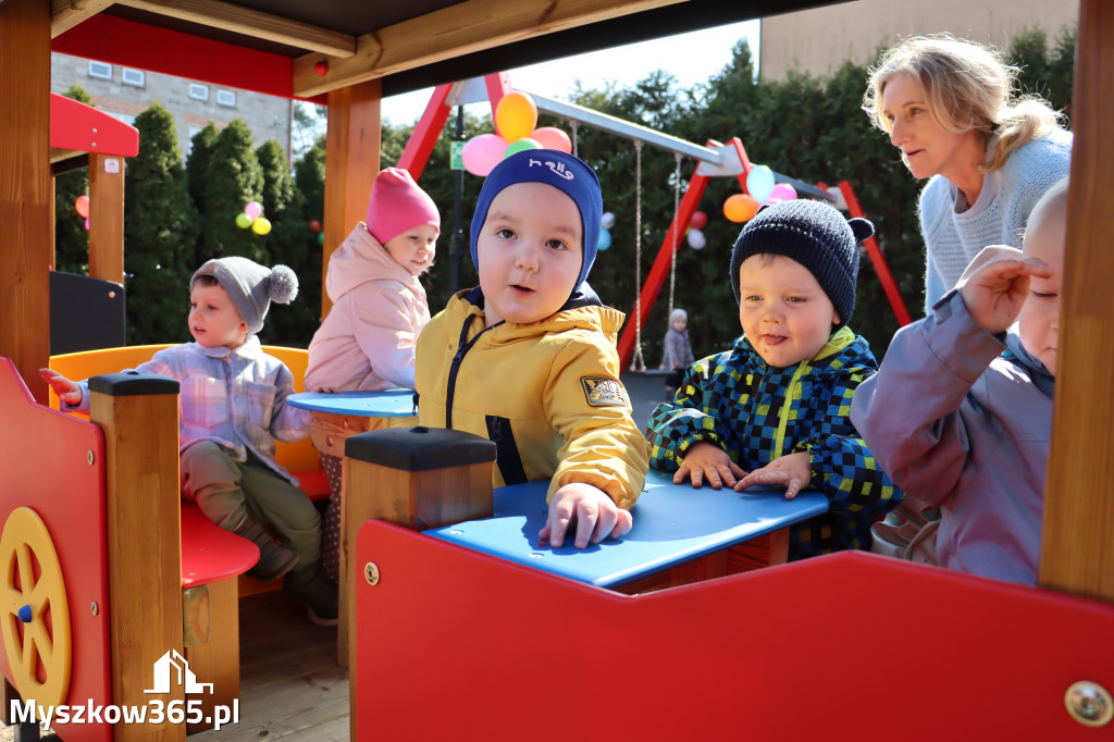 Fotorelacja: Nowe place zabaw przy Żłobkach Gminnych w Poraju i Żarkach-Letnisku