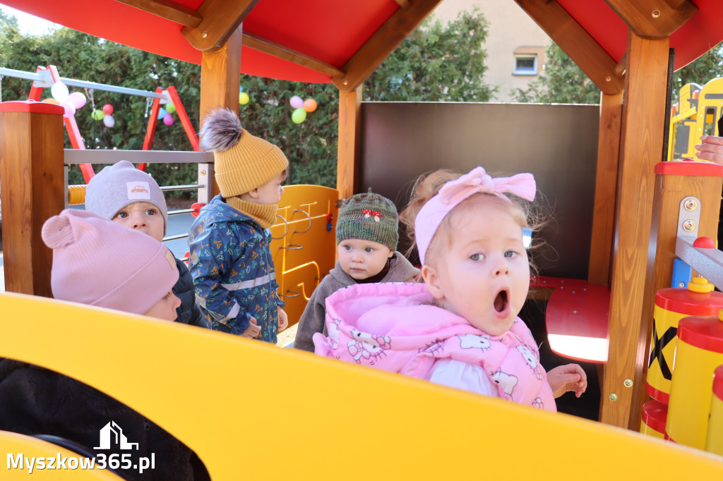 Fotorelacja: Nowe place zabaw przy Żłobkach Gminnych w Poraju i Żarkach-Letnisku