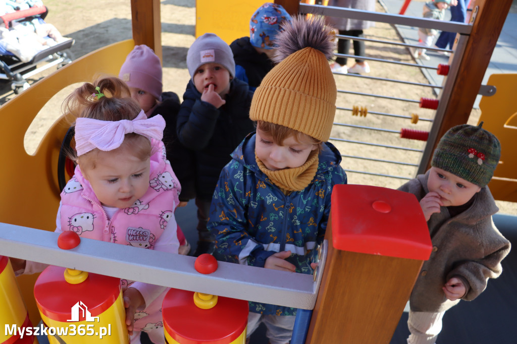 Fotorelacja: Nowe place zabaw przy Żłobkach Gminnych w Poraju i Żarkach-Letnisku