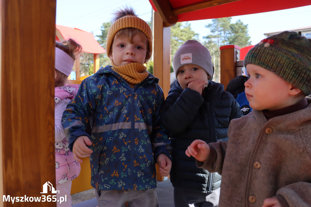 Fotorelacja: Nowe place zabaw przy Żłobkach Gminnych w Poraju i Żarkach-Letnisku